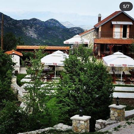 Vikendica,Bungalovi Lipska Pecina سيتينيي المظهر الخارجي الصورة