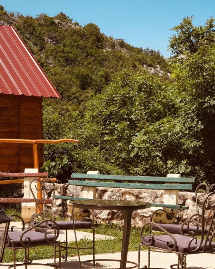 Vikendica,Bungalovi Lipska Pecina سيتينيي المظهر الخارجي الصورة