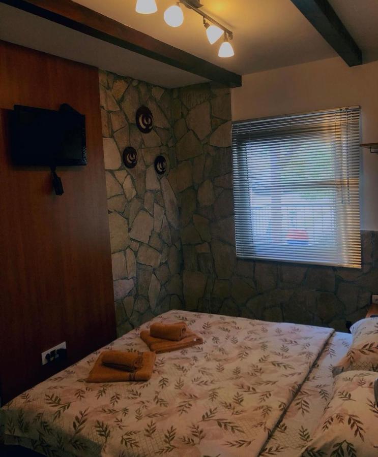 Vikendica,Bungalovi Lipska Pecina سيتينيي المظهر الخارجي الصورة