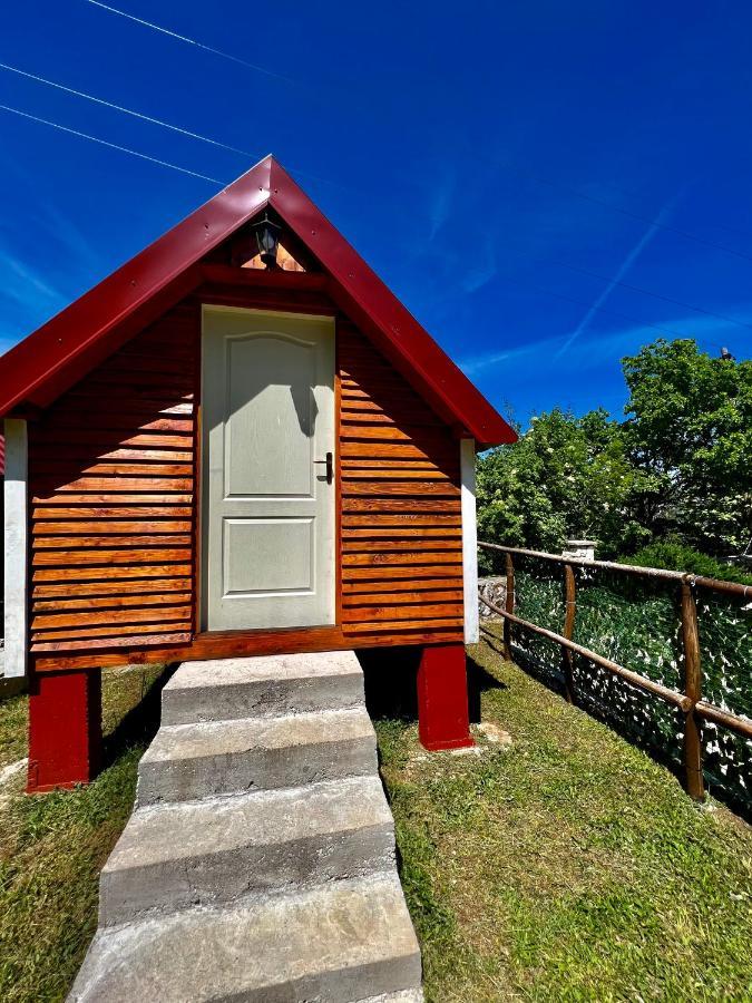 Vikendica,Bungalovi Lipska Pecina سيتينيي المظهر الخارجي الصورة