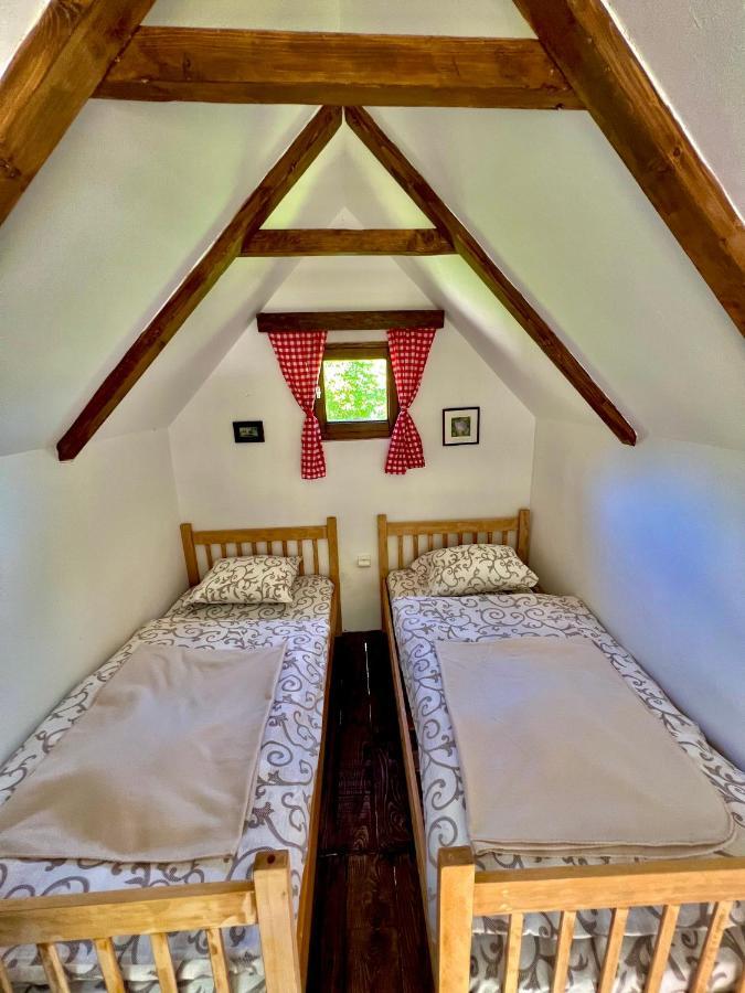 Vikendica,Bungalovi Lipska Pecina سيتينيي المظهر الخارجي الصورة