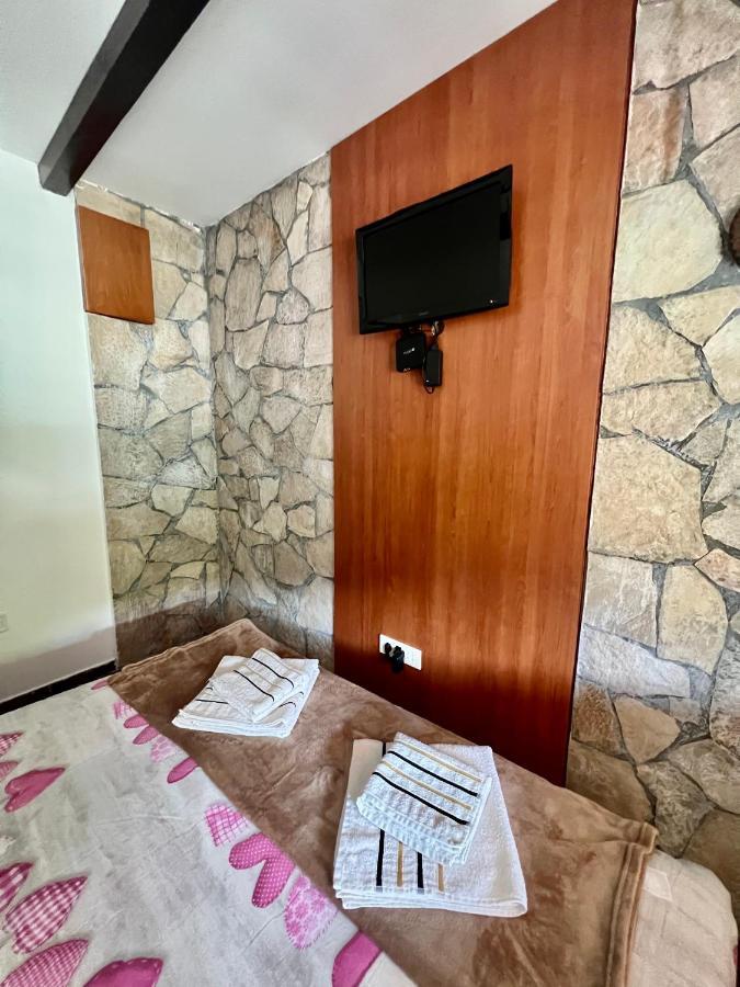 Vikendica,Bungalovi Lipska Pecina سيتينيي المظهر الخارجي الصورة